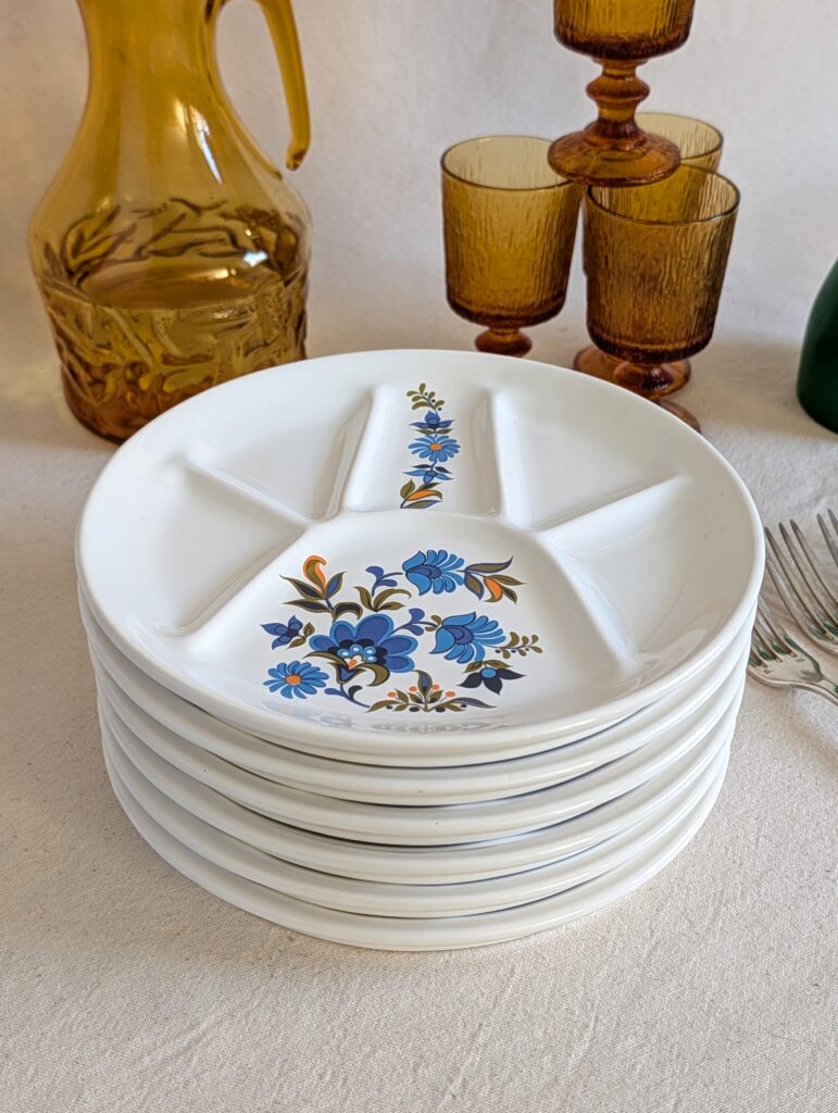 Série de 6 assiettes vintage à compartiments Saint-Amand, fabriquées dans les années 60 et 70 et de nouveau tendance pour servir brunch ou apéritif dinatoire,