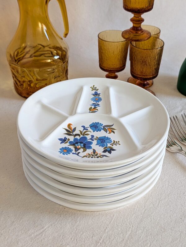 Série de 6 assiettes vintage à compartiments Saint-Amand, fabriquées dans les années 60 et 70 et de nouveau tendance pour servir brunch ou apéritif dinatoire,