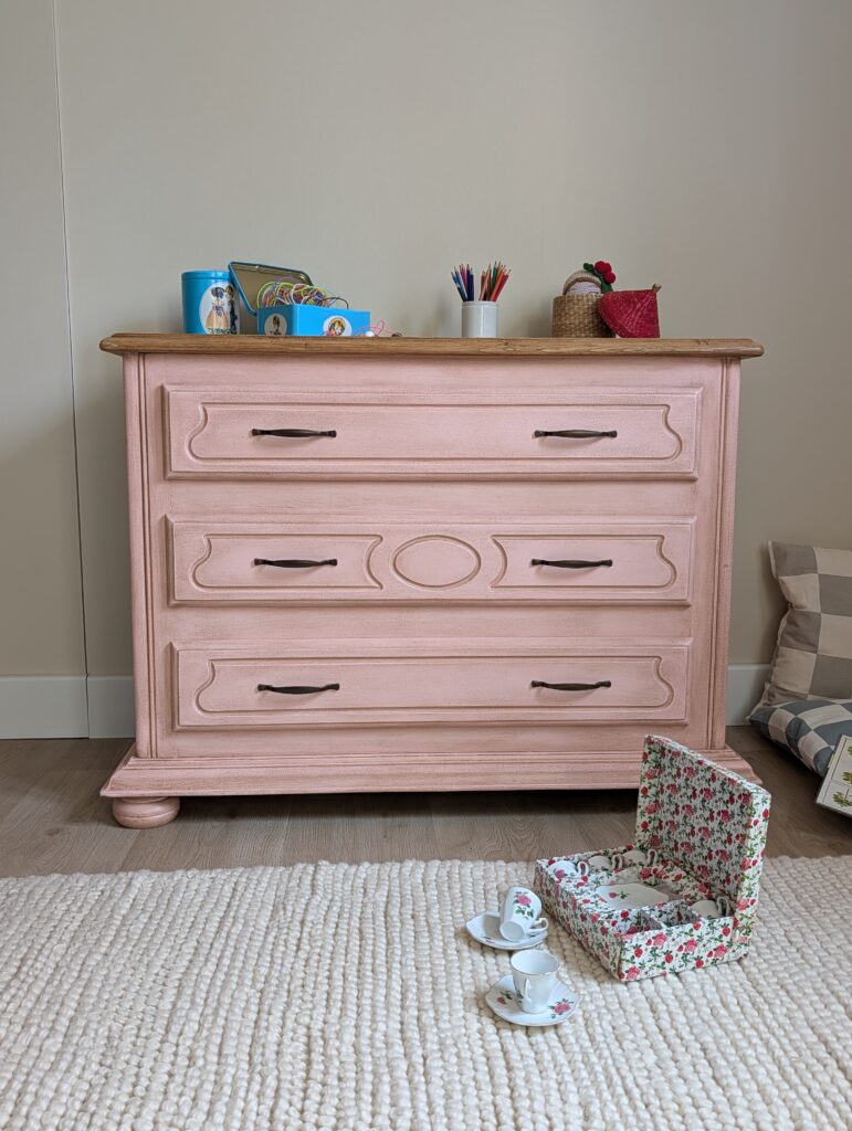 Commode vintage rose en chêne 3 tiroirs patinée finition à la cire