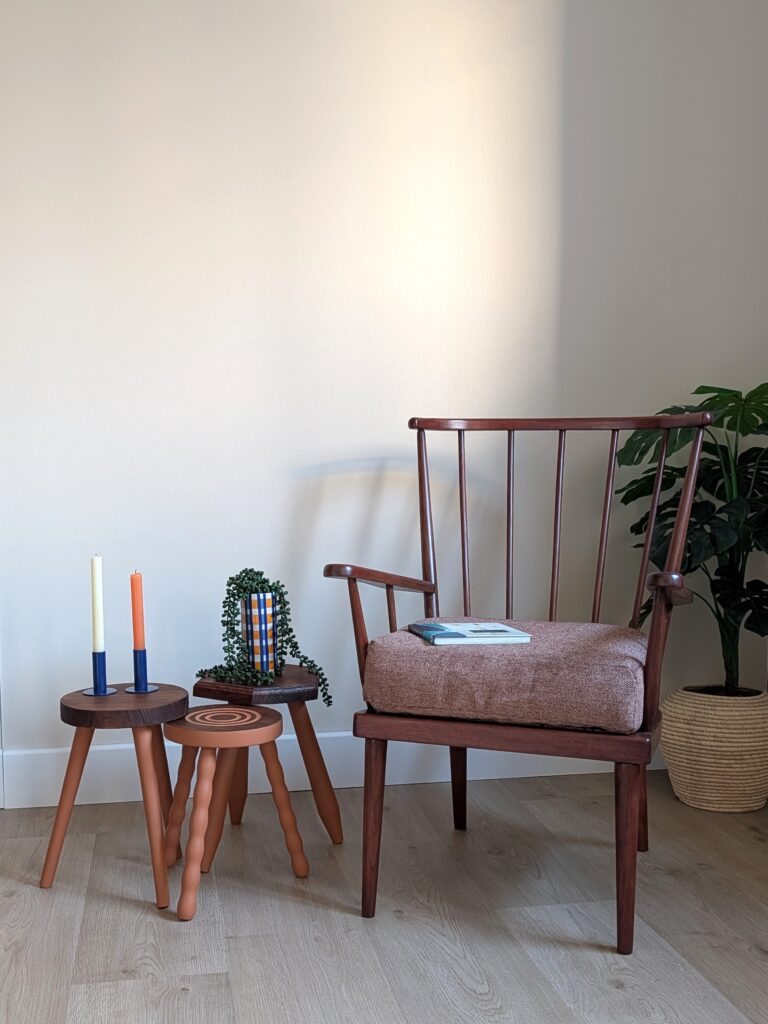 Fauteuil Eventail par Baumann, fabriqué en France dans les années 1960/70, en hêtre massif teinté acajou, très belle qualité, des lignes légères pour ce fauteuil vintage.