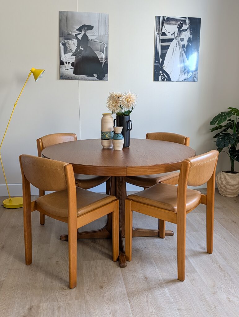 Table moderniste ronde pied central en croix