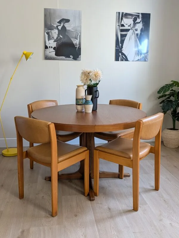 Table moderniste ronde pied central en croix