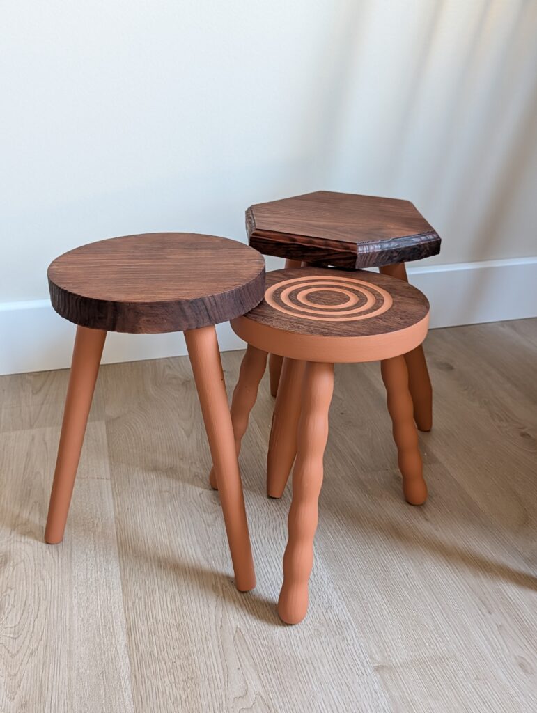Trio de porte-plantes vintage ou tabourets bas brutaliste en bois massif, "réveillés" avec l'ajout d'un terracota chaud et profond.