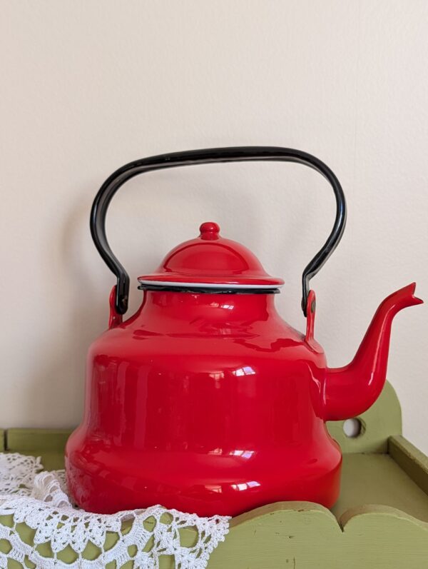 Bouilloire ancienne en tôle émaillée de couleurs rouge noire et blanche, une pièce vintage authentique fabriquée en europe de l'est dans les années 60 ou 70.