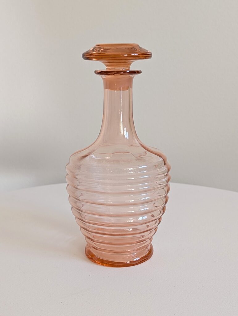 Carafe Art déco authentique fabriquée dans les années 30, en verre rose, avec les lignes graphiques et élégantes propres à ce courant. Hauteur 23 cm