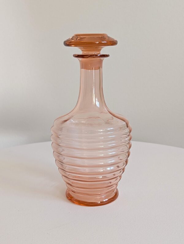Carafe Art déco authentique fabriquée dans les années 30, en verre rose, avec les lignes graphiques et élégantes propres à ce courant. Hauteur 23 cm