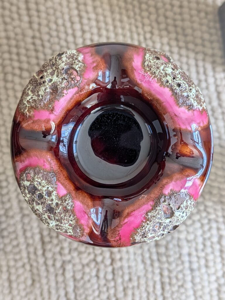 Vide-poche Cendrier Vallauris Fat Lava. Fabriqué de façon artisanale dans le sud de la France entre les années 1960 et 1970. Ses couleurs  Rose et brun peu communes lui donne tout son attrait.