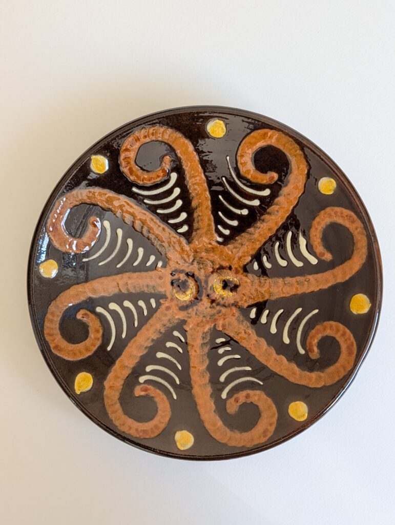 Céramique artisanale vintage sous forme de coupelle/assiette décorative de fabrication artisanale dans le sud de la France fin XXème. Motif poulpe stylisé.