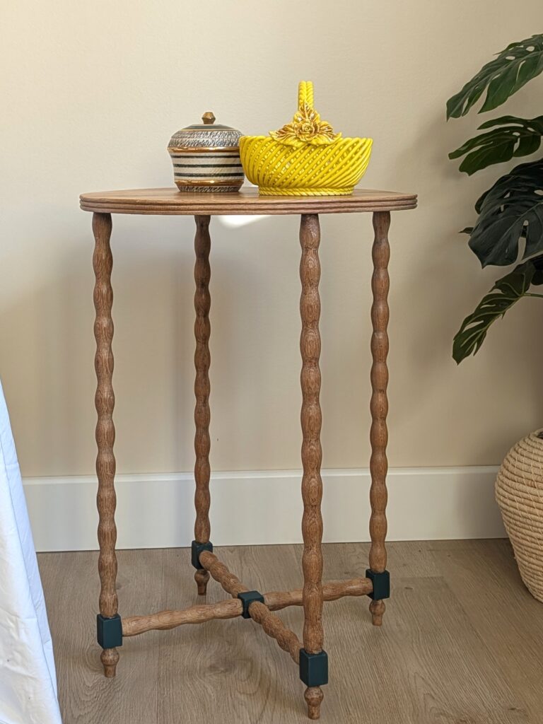 Guéridon en chêne massif, fabrication artisanale en France début XXe siècle, des touches de bleu vert pour le moderniser tout en respectant son âge.