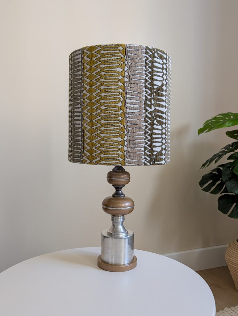 Lampe de table Space Age années 70, grand gabarit, très décorative, à préférer pour lumière d'ambiance, électrification d'origine, testée et fonctionnelle.