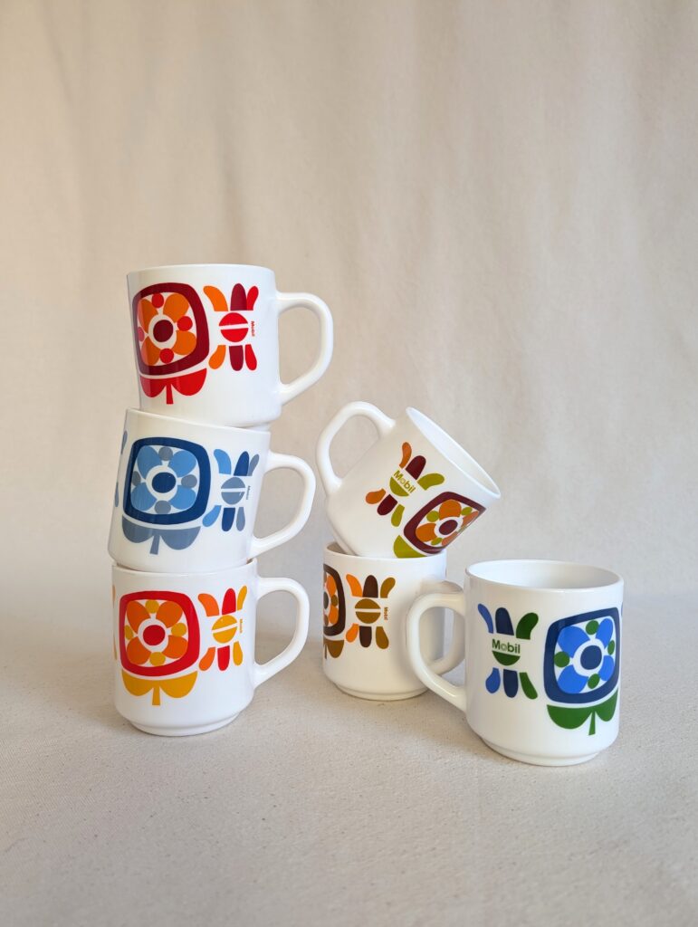 Série de 6 mugs vintage Mobil années 70 fabriqués par Arcopal en 1972 et 1979 en opale de verre. 6 coloris différents. Très bon état.