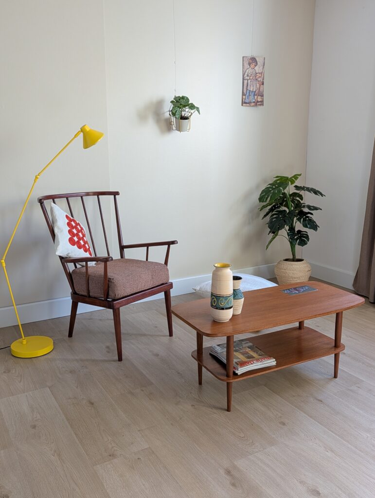 Table basse de style scandinave, placage Teck et hêtre massif + incrustation de céramique émaillée, fabrication dans les années 60.