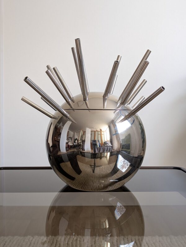 Pique-fleurs chromé José Levy x Monoprix, sphère chromée de style futuriste, avec ou sans fleurs, cet objet est très décoratif.
