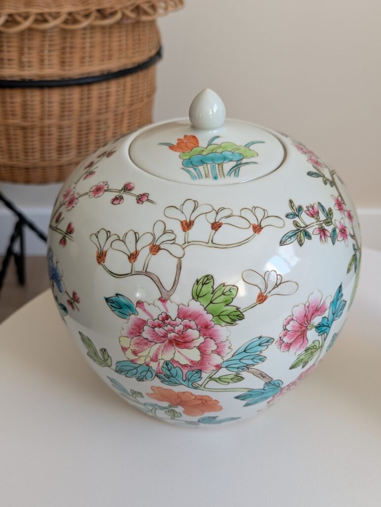 Pot à gingembre traditionnel chinois fabriqué en Chine entre 1970 et 1990. Couleurs pastels et beau gabarit pour cette pièce décorative à mixer.