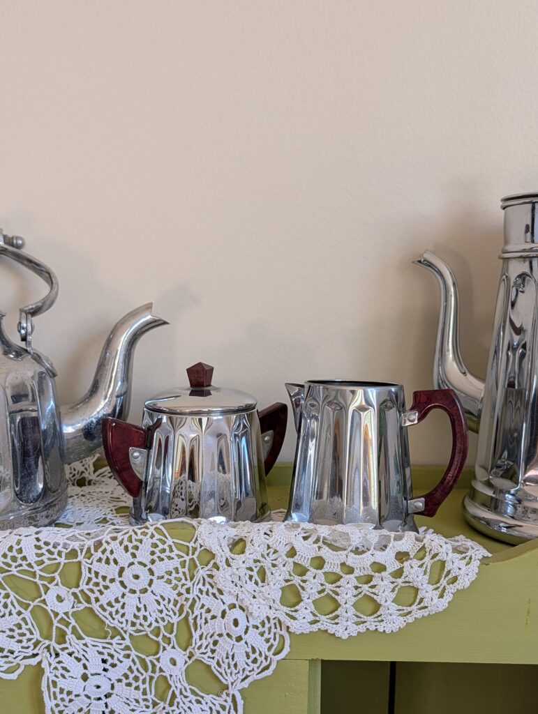 Service à thé Art déco (pot à lait et sucrier) des années 30 ou 40, en cuivre chromé et bakélite bordeaux. Elément décoratif authentique et élégant.