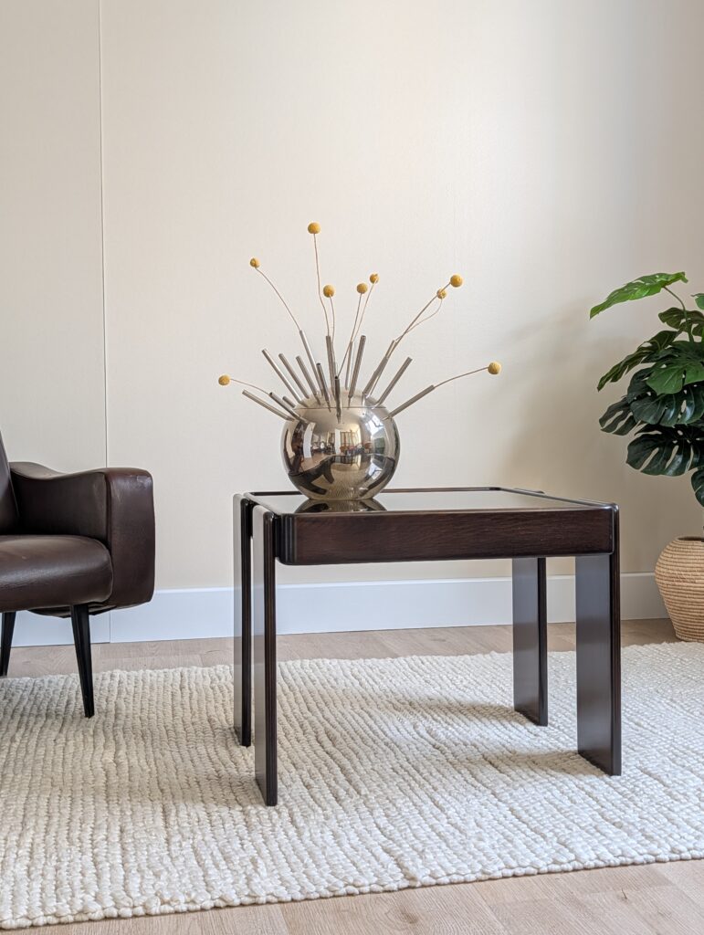 Table basse Gianfranco Frattini pour Cassina, fabriquée en Italie dans les années 60 et 70. Structure en hêtre teinté noyer foncé, plateau en verre fumé neuf.