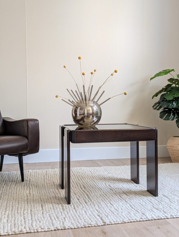 Table basse Gianfranco Frattini pour Cassina, fabriquée en Italie dans les années 60 et 70. Structure en hêtre teinté noyer foncé, plateau en verre fumé neuf.