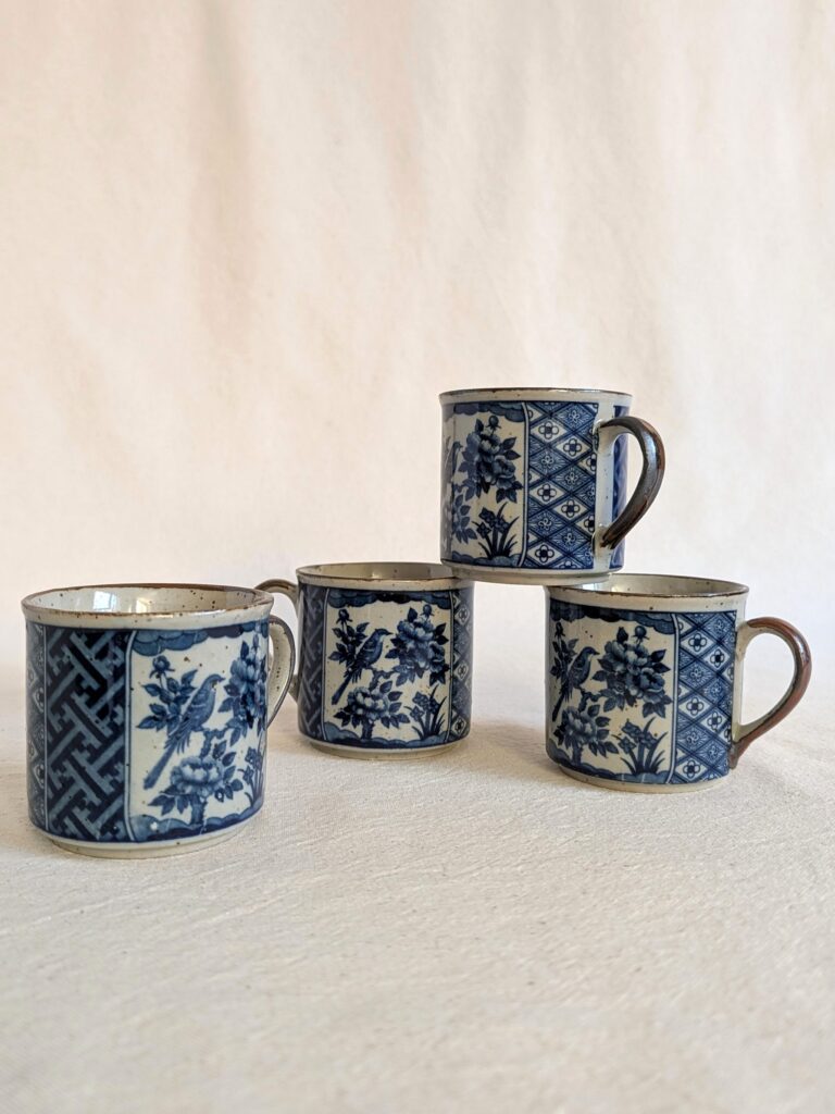 Série de 4 tasses "vintage japan" en grès moucheté et émaillé. Décor bleu cobalt japonisant. Gabarit moyen.