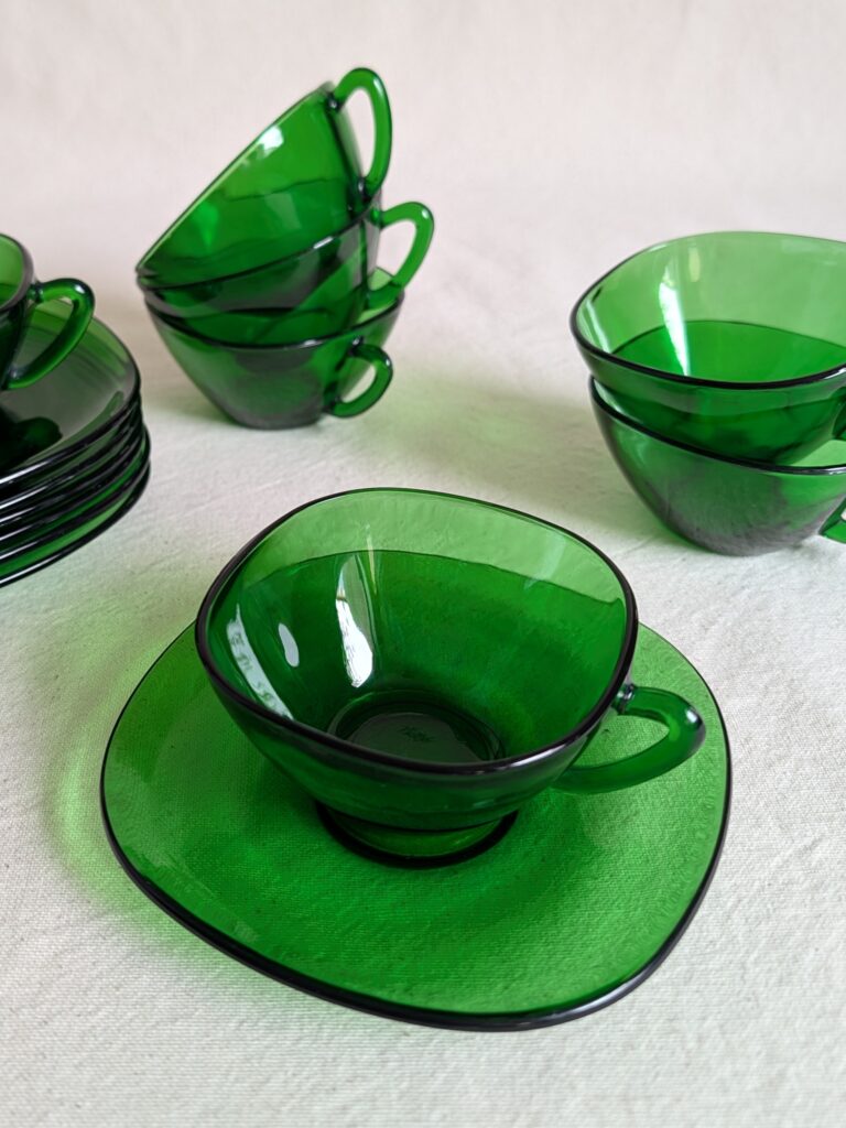 Service à café vintage VERECO années 60 / 70,  7 tasses + 7 sous-tasses en verre vert émeraude, de forme carrée aux angles arrondis, fabrication française.
