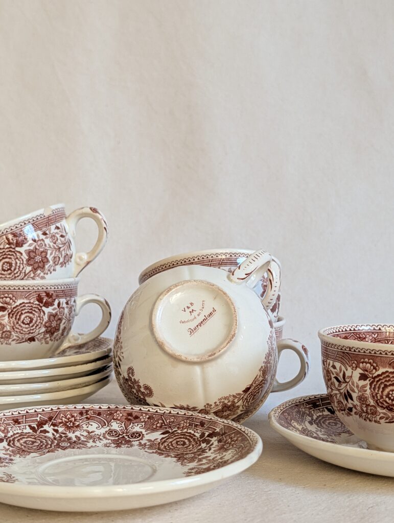 Service à café ancien Villeroy & Boch composé de 6 tasses et 6 soucoupes, coloris brun peu commun, motif floral dense, inspiration campagne chic, romantique et orientale