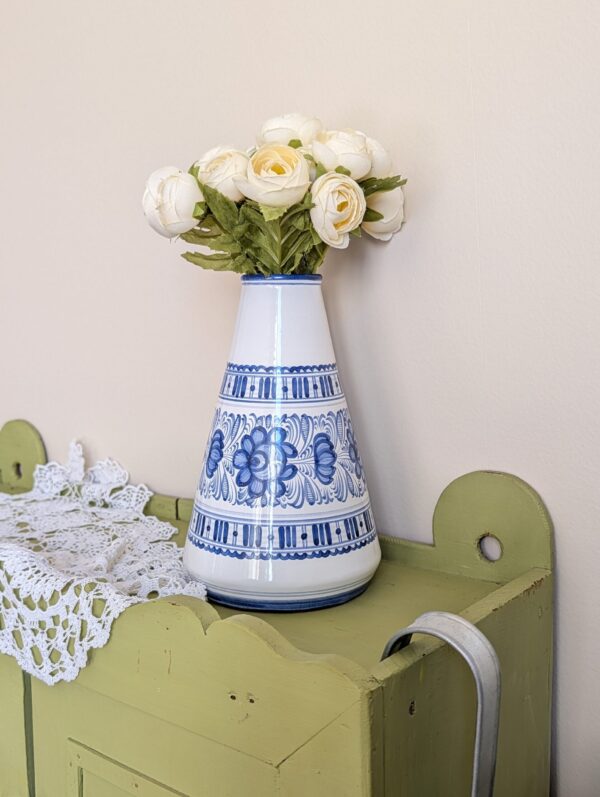 Vase en céramique slovaque traditionnelle, Modra Slovakia, vintage, peint à la main, bleu et blanc sur terre cuite, très décoratif.