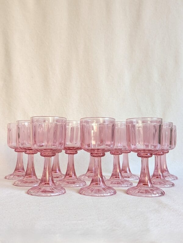 Service de 12 verres à pied en verre moulé rose, assez épais. Pour une décoration de table, champêtre, bohême ou bistrot revisitée