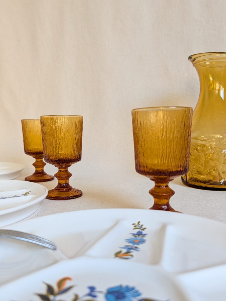 Grande série de 16 verres ambrés Codec, décor écorce, style brutaliste ou rustique des années 70