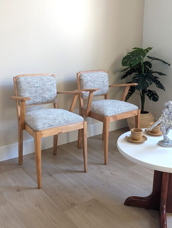 Paire de fauteuils Mid-Century, modèle bridge en hêtre massif fabriqués dans les années 50, entièrement rénovés.